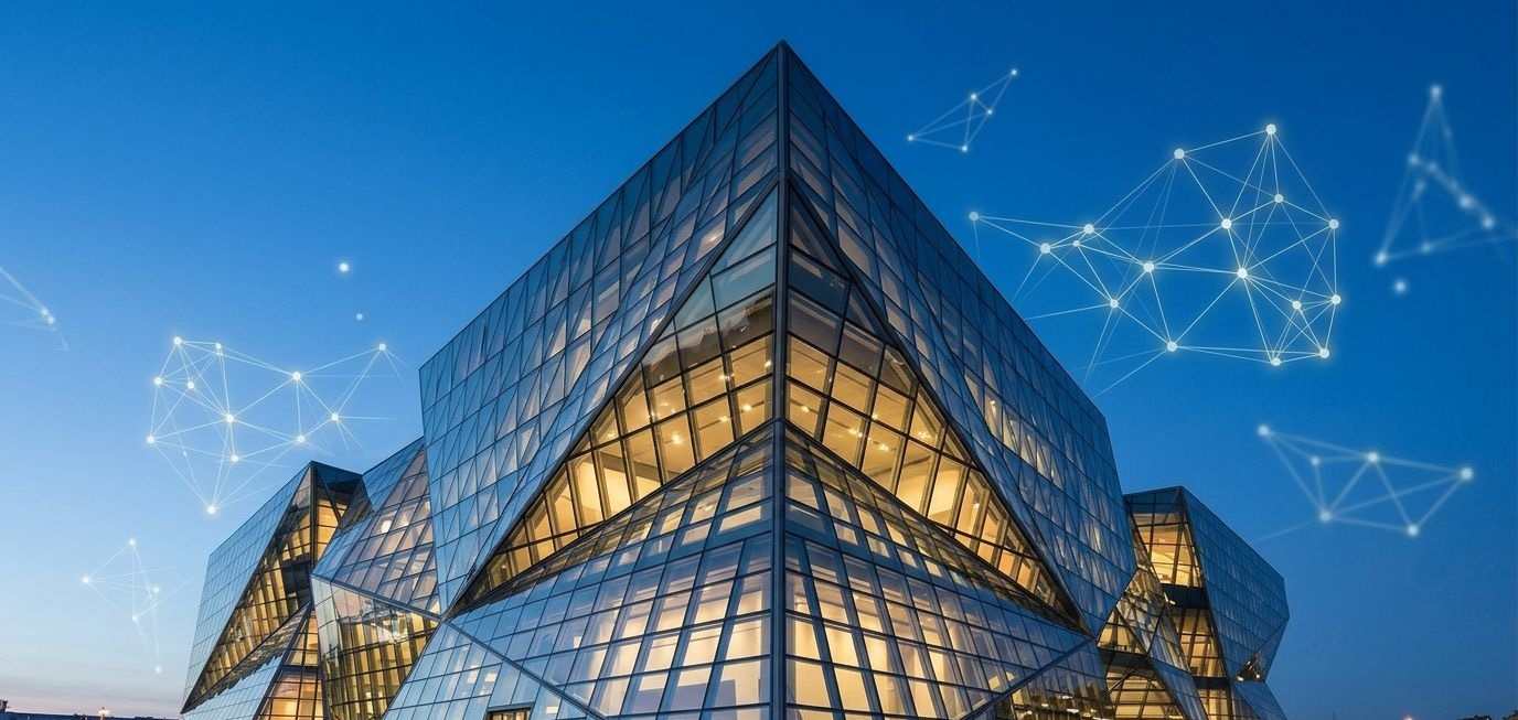 Modernes Konferenzgebäude mit geometrischer Glasarchitektur